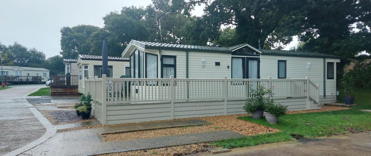 A Fashionable Caravan In A Peaceful Seaside Town Sandown Exterior photo